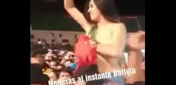  Boliviana muestra las tetas en concierto de nicky jam y le roban